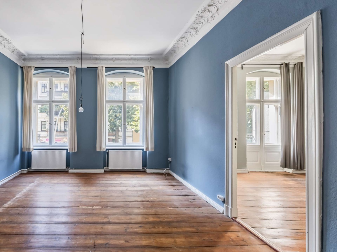 2-Zimmer-Wohnung im historischen Altbau mit Stuckdetails und hohen Decken
