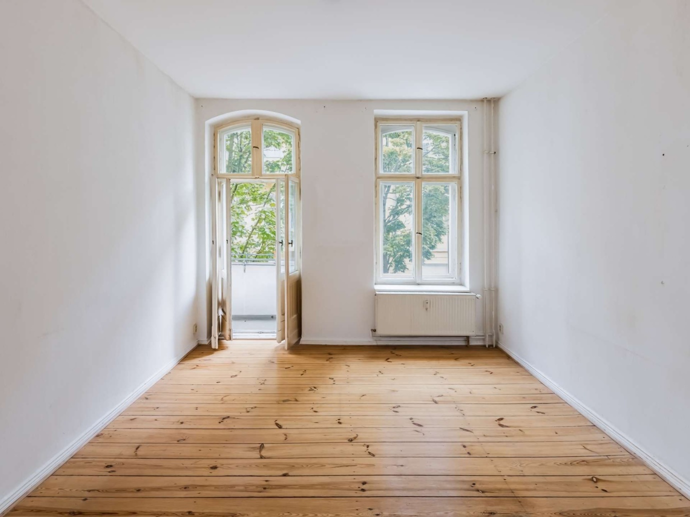 Bezugsfreie, charmante 2-Zimmer-Wohnung mit Altbaudetails und Balkon in ruhiger Lage