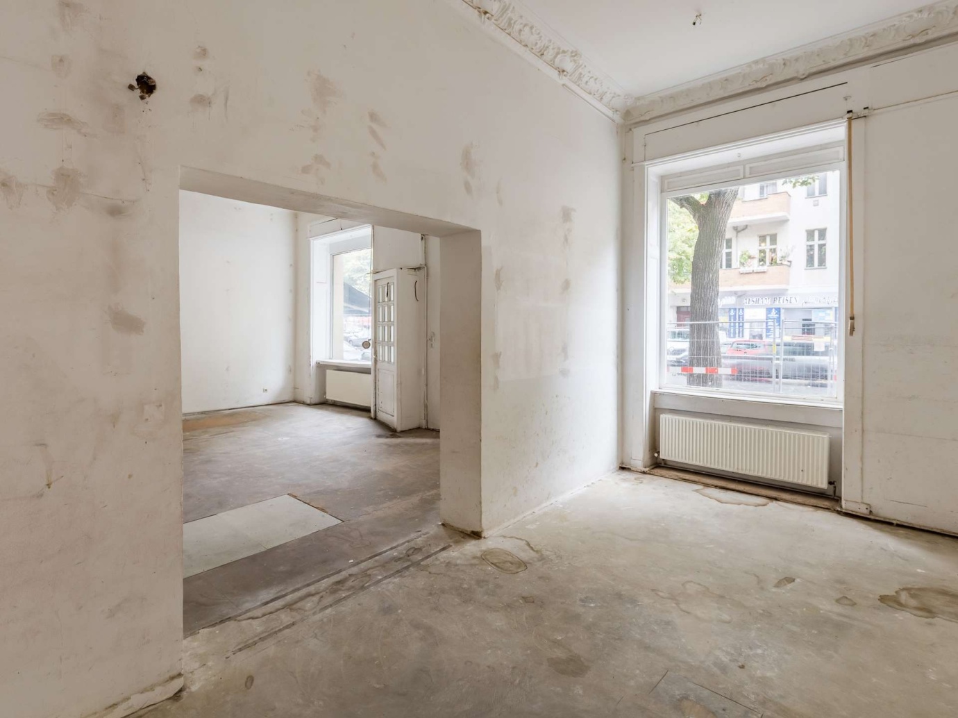 Gewerbeeinheit mit Entwicklungspotenzial und großen Fensterflächen in gefragter Kiezlage
