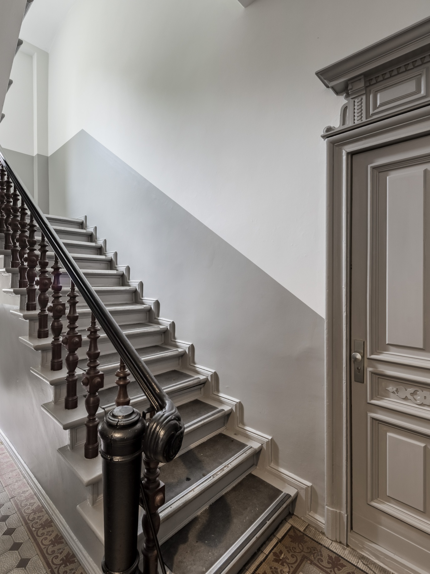 Holztreppe mit gedrechseltem Geländer im Treppenhaus des Altbauensembles Reuterstraße 29–30 in Berlin-Neukölln.